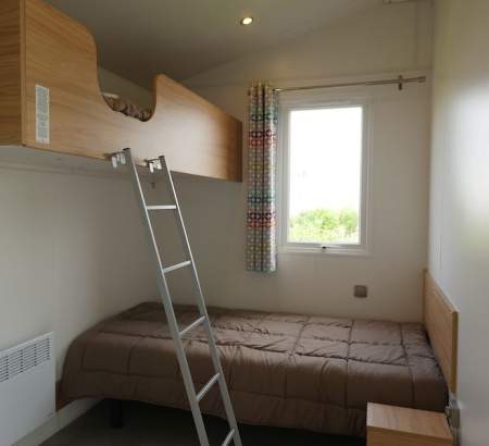 Une chambre avec 2 lits simples superposés