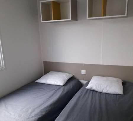 Une chambre avec 2 lits simples
