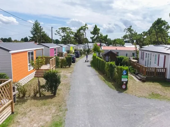 Charmants mobil-homes colorés dans un espace verdoyant.