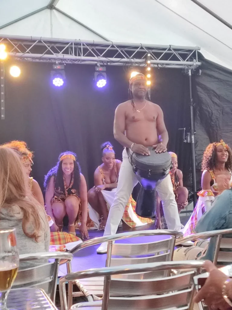 Danseurs sur scène avec costumes colorés.