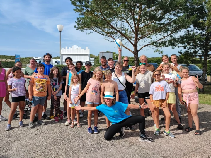 Groupe d'enfants et adultes en plein air.