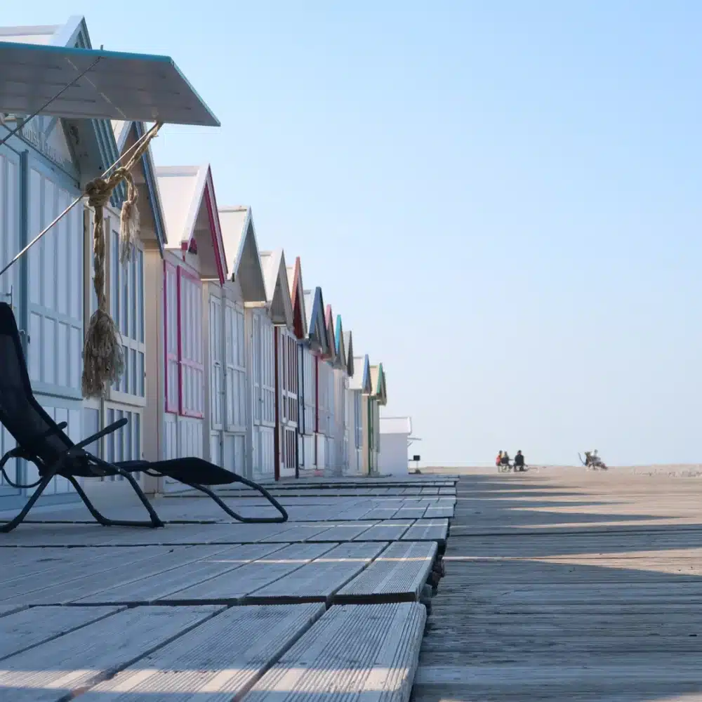 Vue de la plage de Cayeux‑sur‑Mer en Baie de Somme, idéale pour des vacances à petits prix en bord de mer