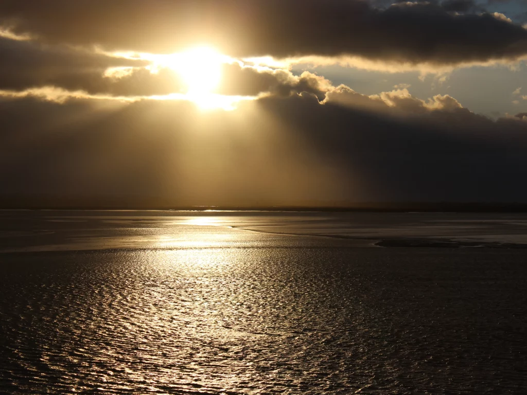 Coucher de soleil sur une mer calme.