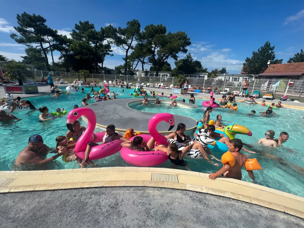 Baignade animée dans une piscine ensoleillée.