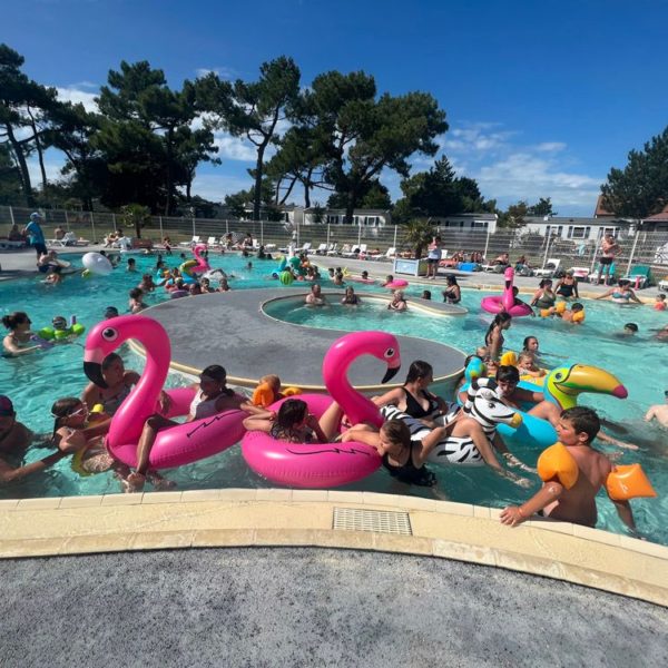 Enfants s'amusant dans une piscine animée.