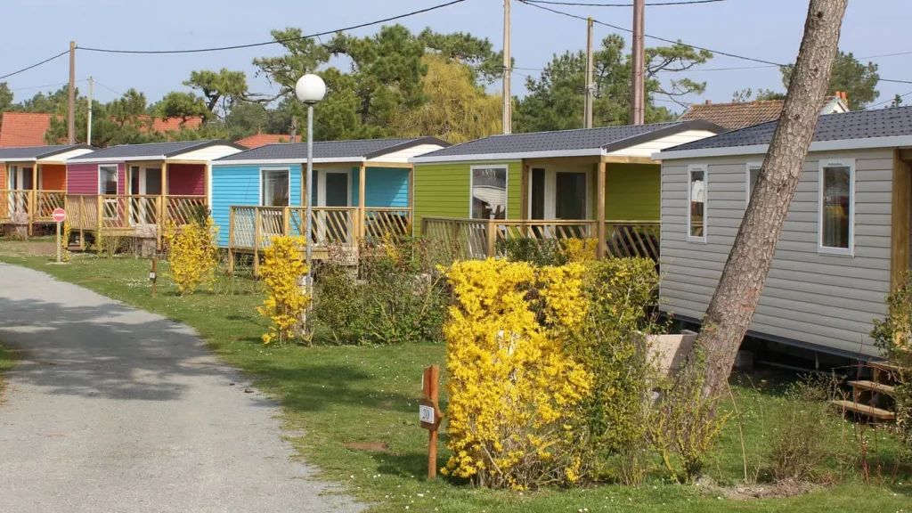 Chalets colorés le long d'un chemin verdoyant.
