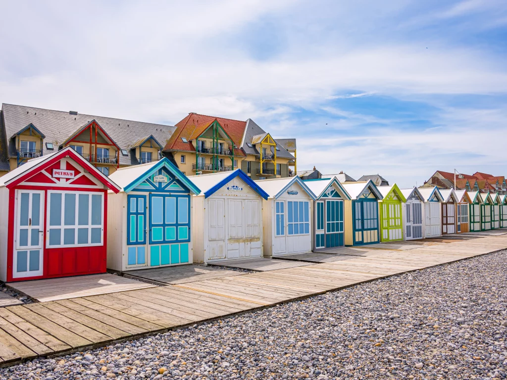 Cabines de plage colorées en bord de mer.