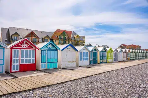 Cabines de plage colorées en bord de mer.