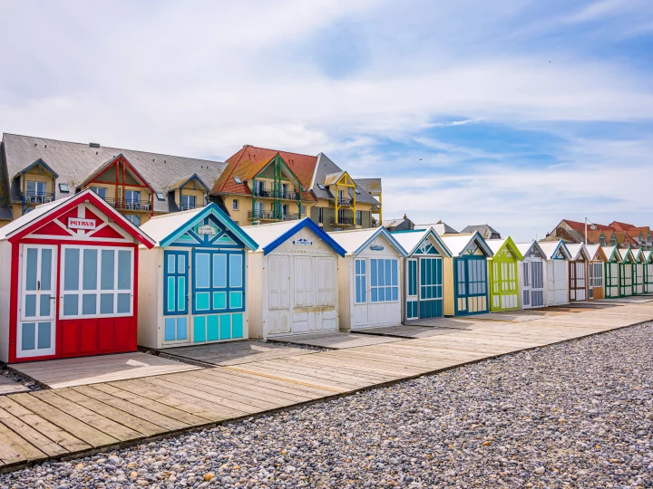 Cabines de plage colorées en bord de mer.