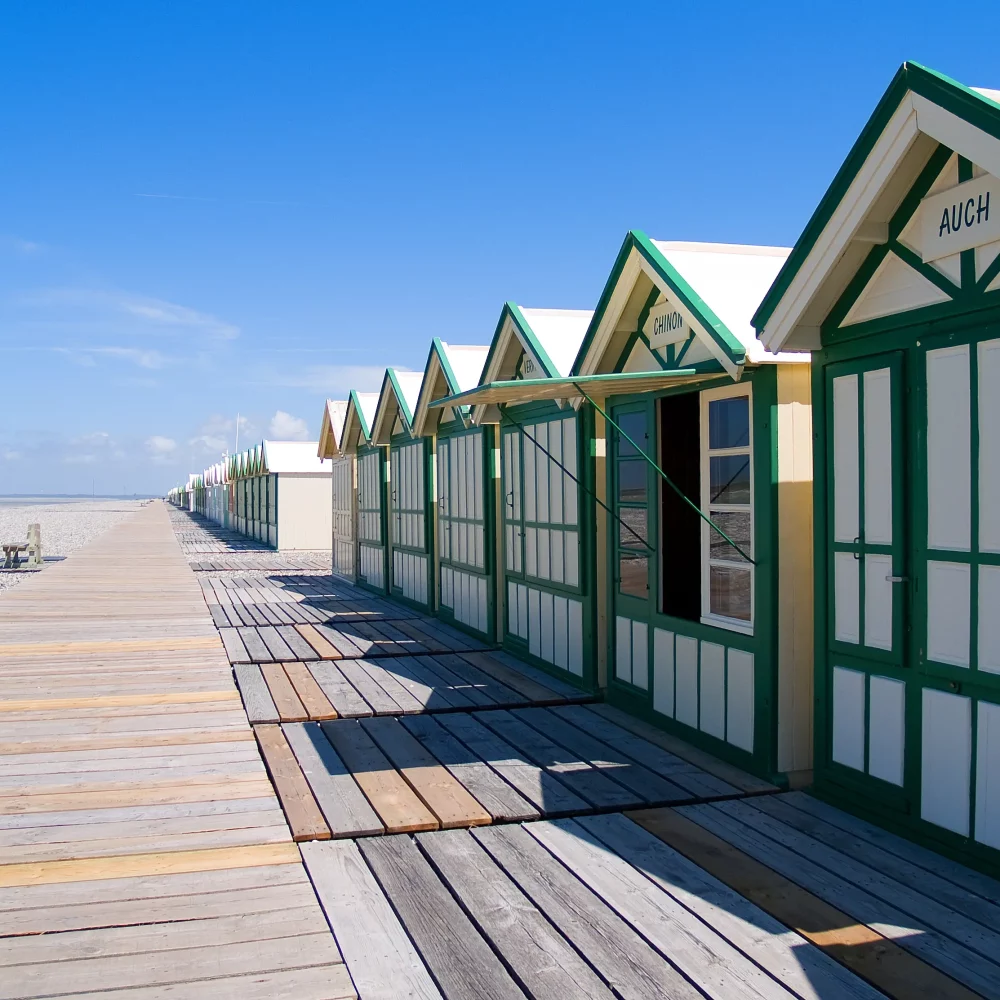 Petites cabanes de plage sous un ciel bleu