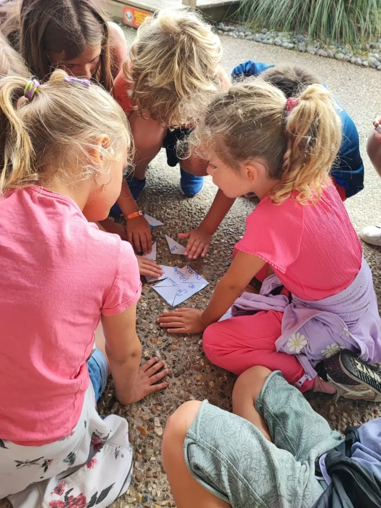 Enfants jouant ensemble sur le sol.