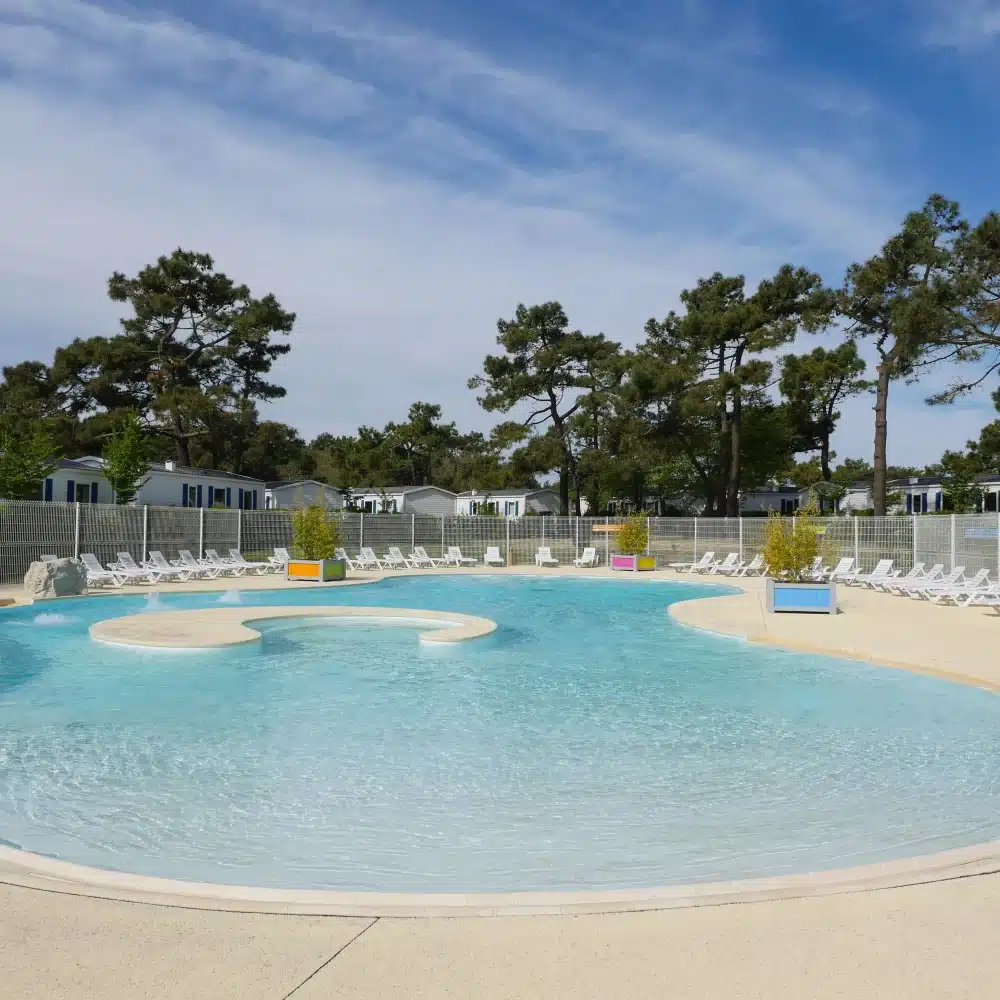 Verwarmd zwembad met ligstoelen