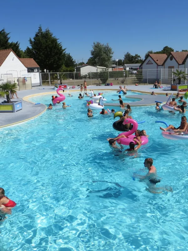 Enfants s'amusant dans une piscine en été.