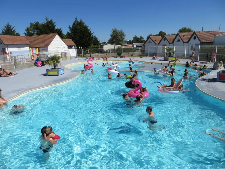 Enfants s'amusant dans une piscine en été.