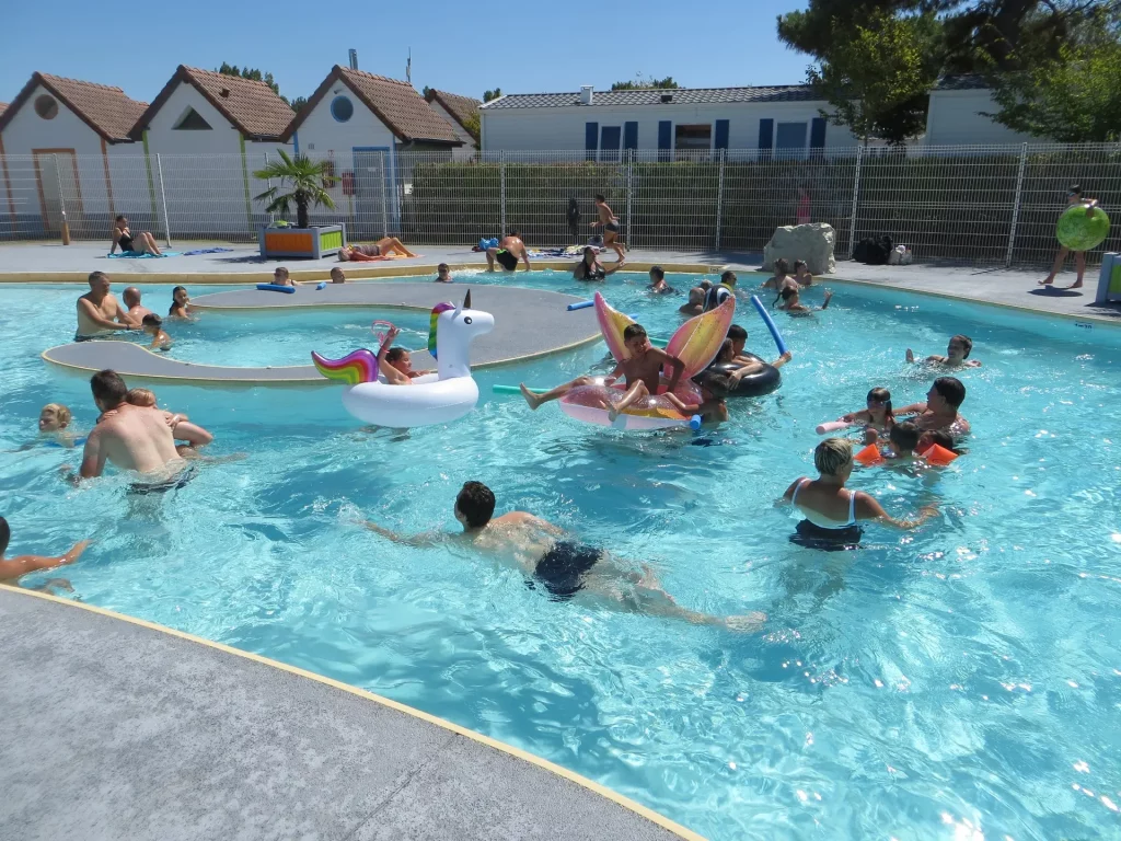 Baignade estivale dans une piscine animée.
