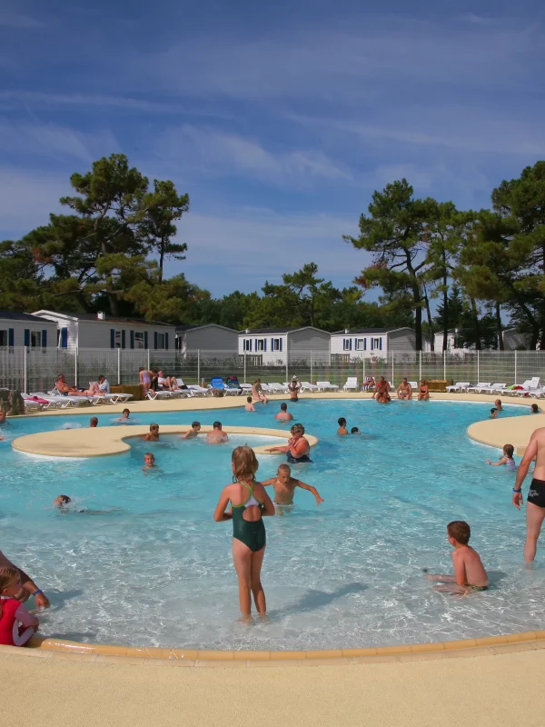 Piscine animée avec familles et enfants s'amusant