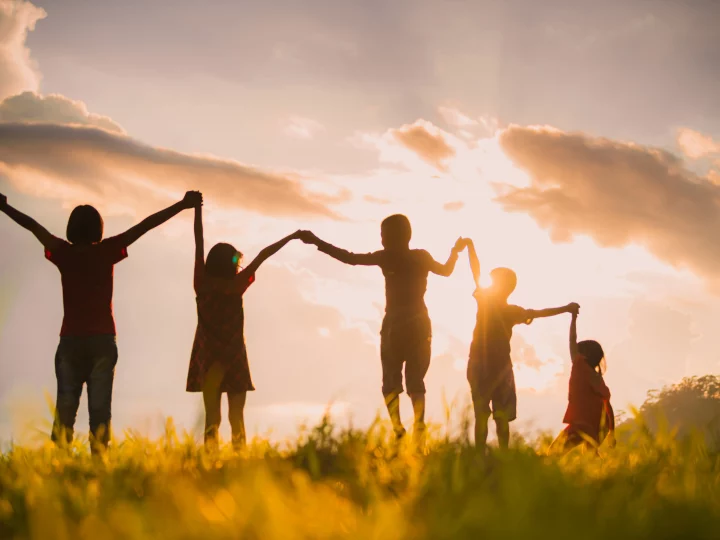 Enfants s'amusant au coucher de soleil