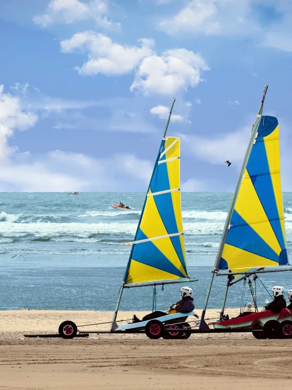 Engins de plage à voiles colorées sur la mer