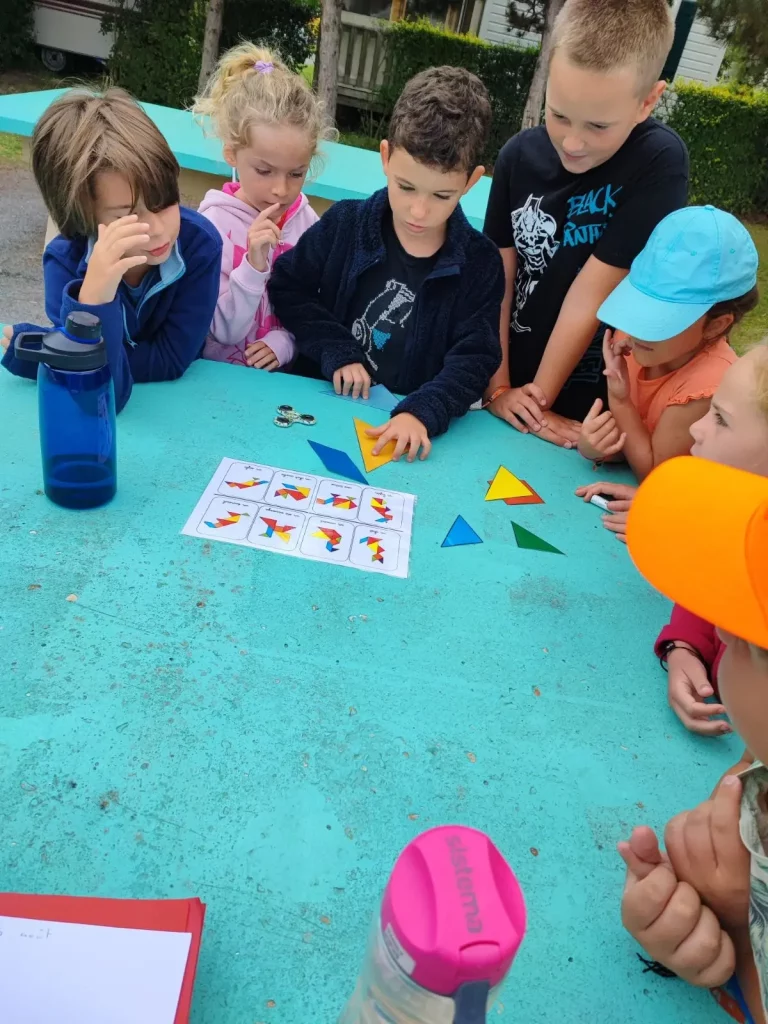 Groupe d'enfants jouant avec des formes géométriques.