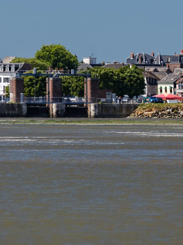 Vue d'une ville au bord de l'eau.