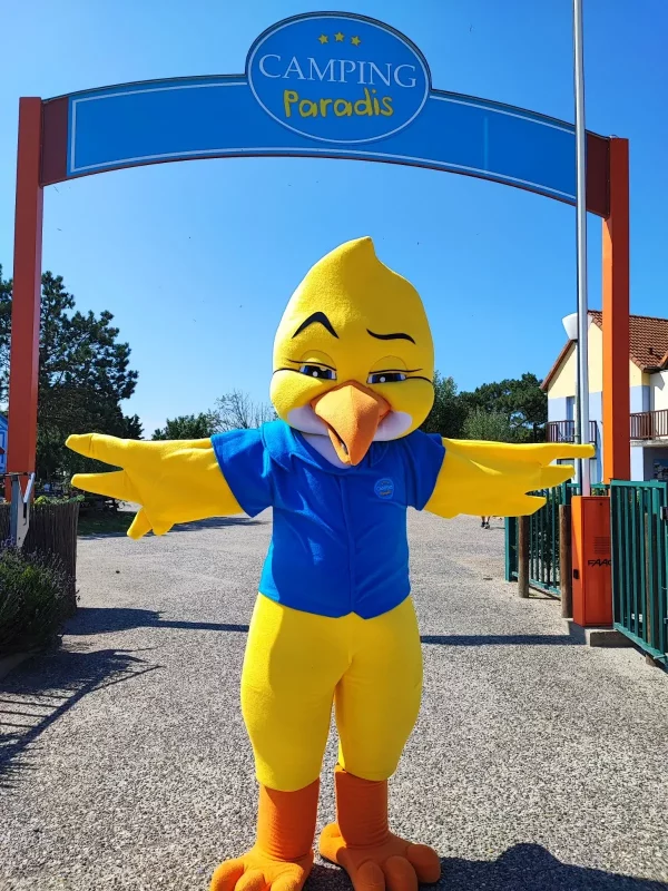 Mascotte joyeuse devant le Camping Paradis.