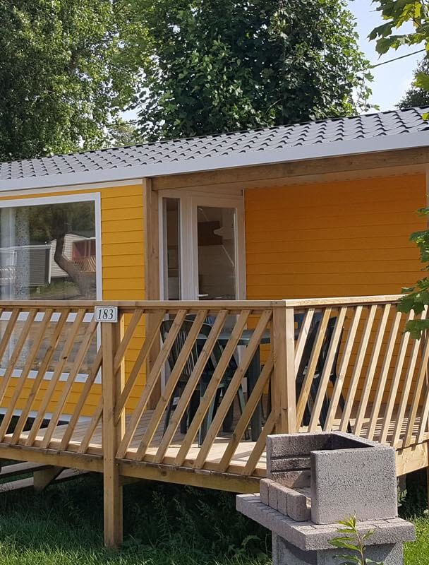 Habitat de vacances coloré avec terrasse en bois.