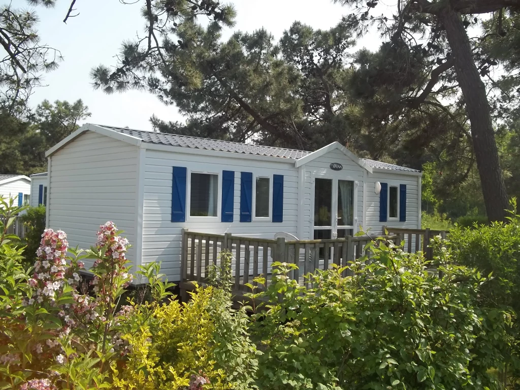 Mobil-home dans un cadre verdoyant et ensoleillé.