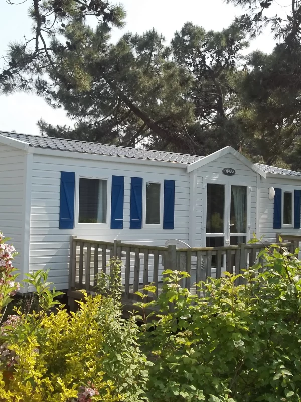 Mobil-home dans un cadre verdoyant et ensoleillé.