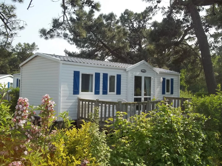 Mobil-home dans un cadre verdoyant et ensoleillé.
