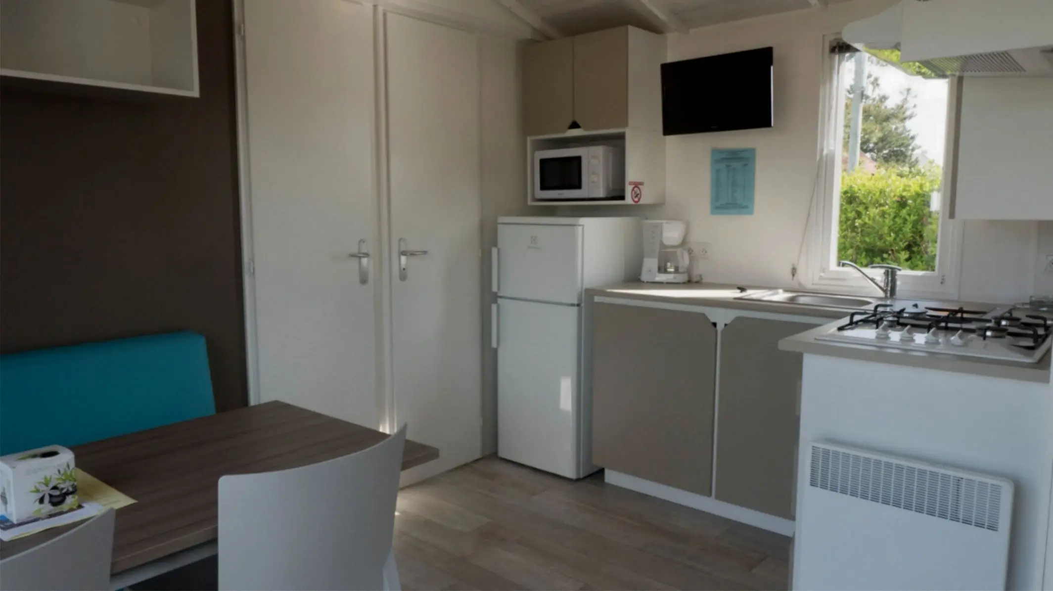 Cuisine moderne et lumineuse avec équipement complet.