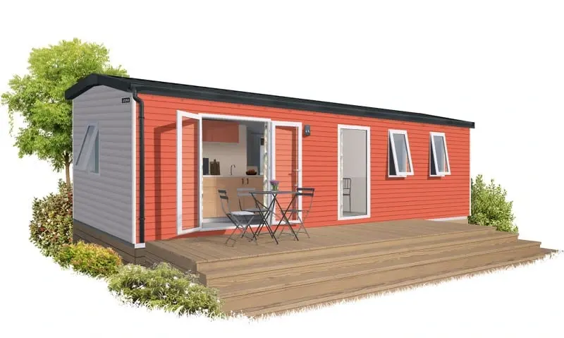 Maison modulaire rouge avec terrasse en bois.