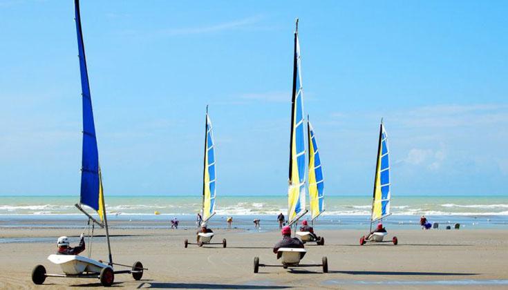 Voitures de plage à voile sur la plage.