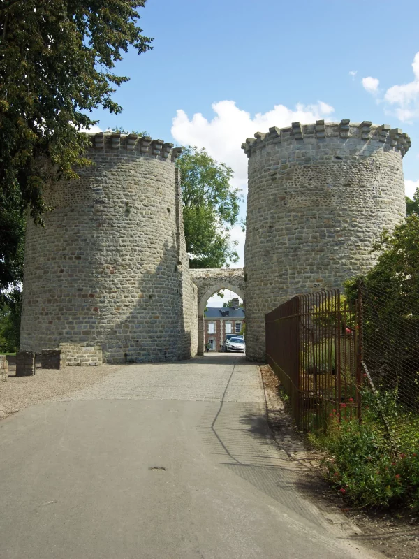 Tours médiévales en pierre sous un ciel bleu.