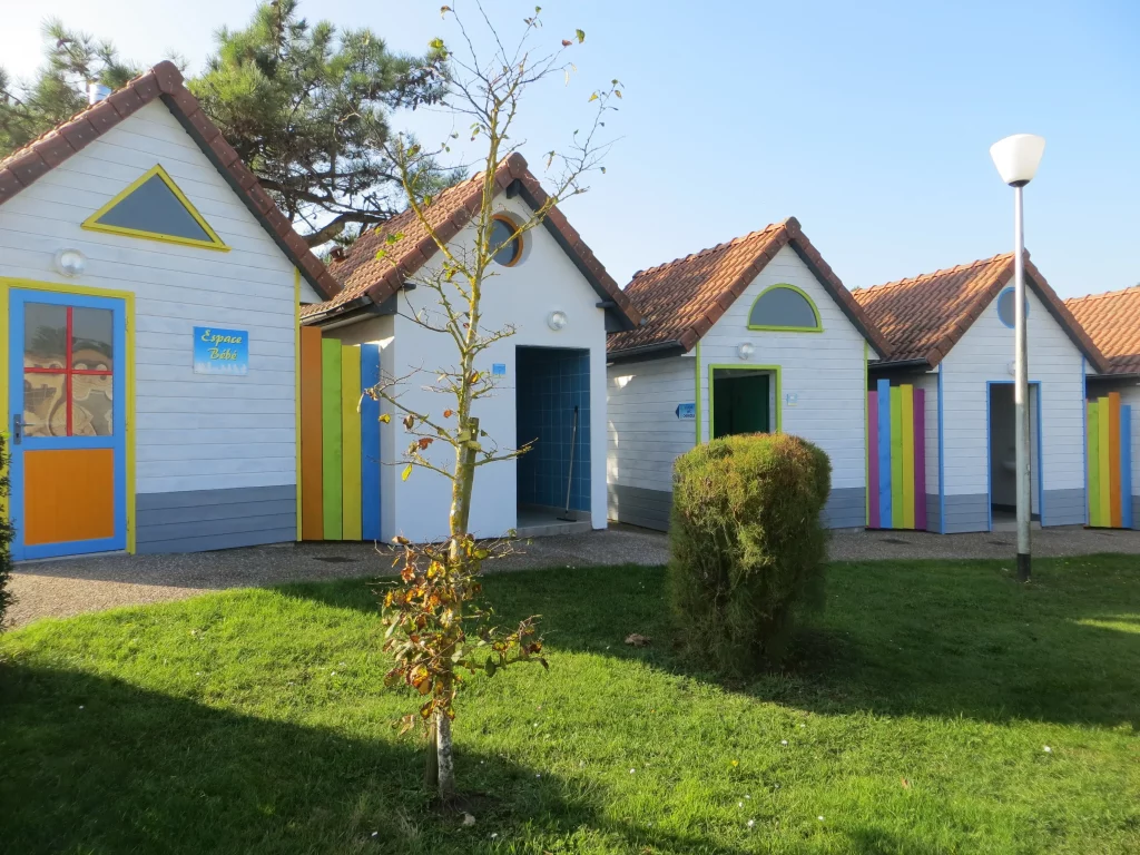 Bâtiments colorés dans un espace extérieur.