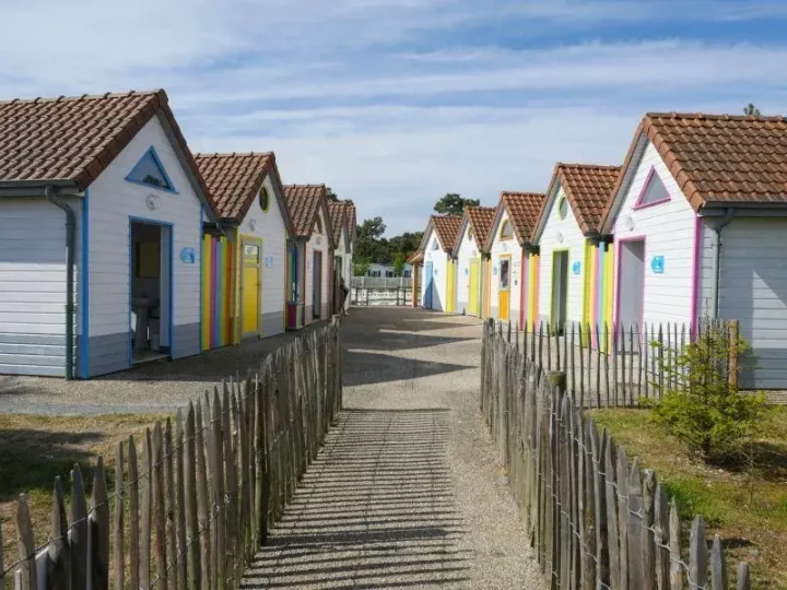 Maisons colorées le long d'un chemin en gravier.