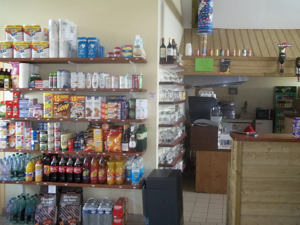 Rayonnage rempli de produits divers en magasin.