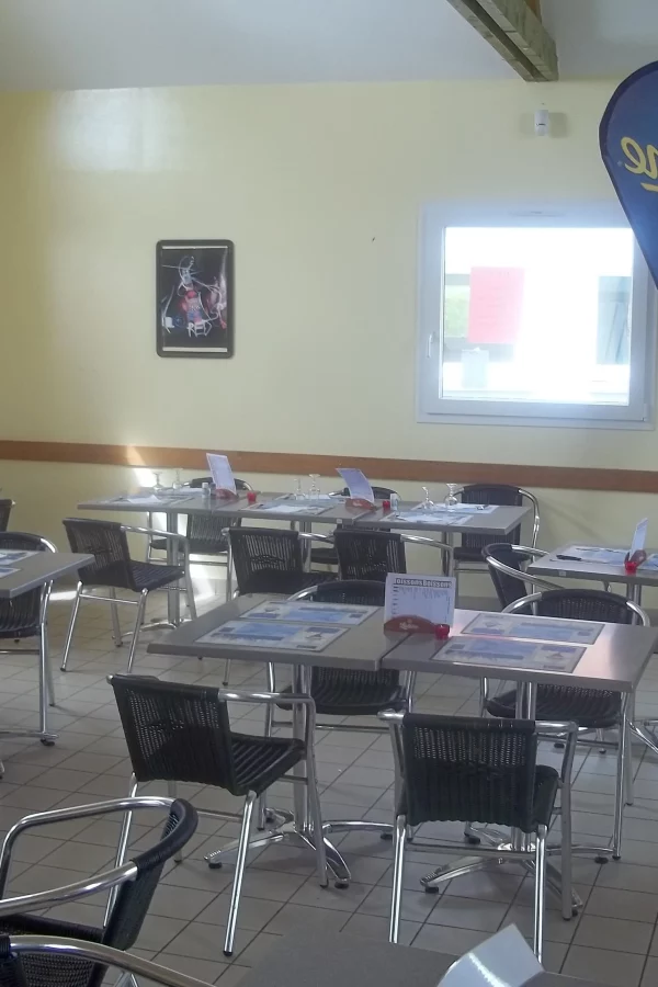 Intérieur d'un café avec tables et décorations