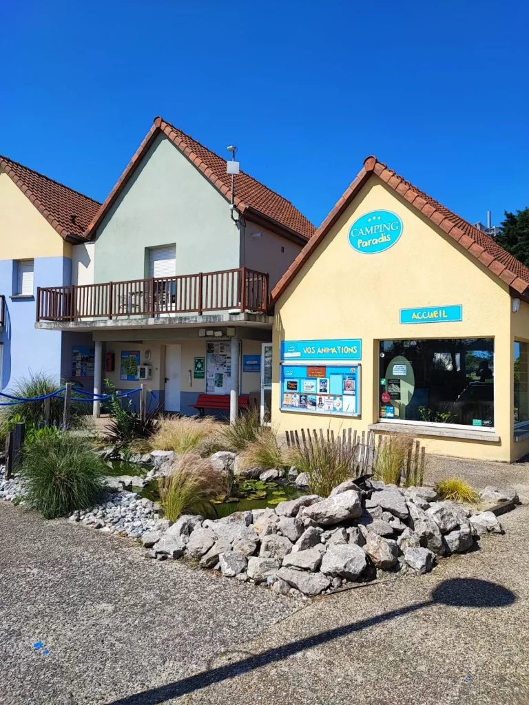 Bâtiments de camping sous un ciel bleu.