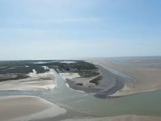 Vue aérienne d'une rivière et d'une plage.