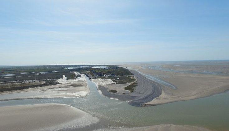 Vue aérienne d'un paysage côtier avec rivières.