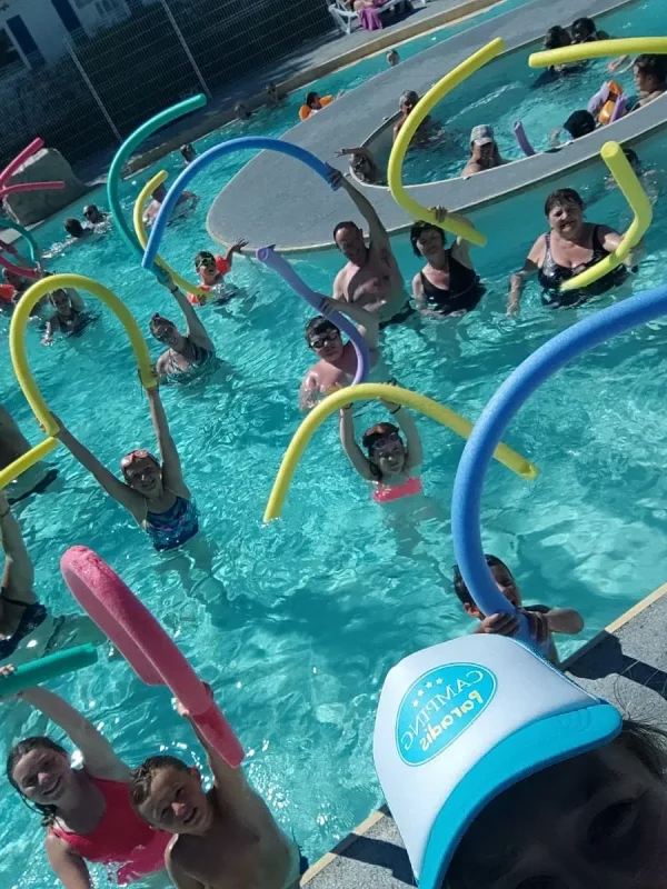 Participants s'amusent dans une piscine aquatique.