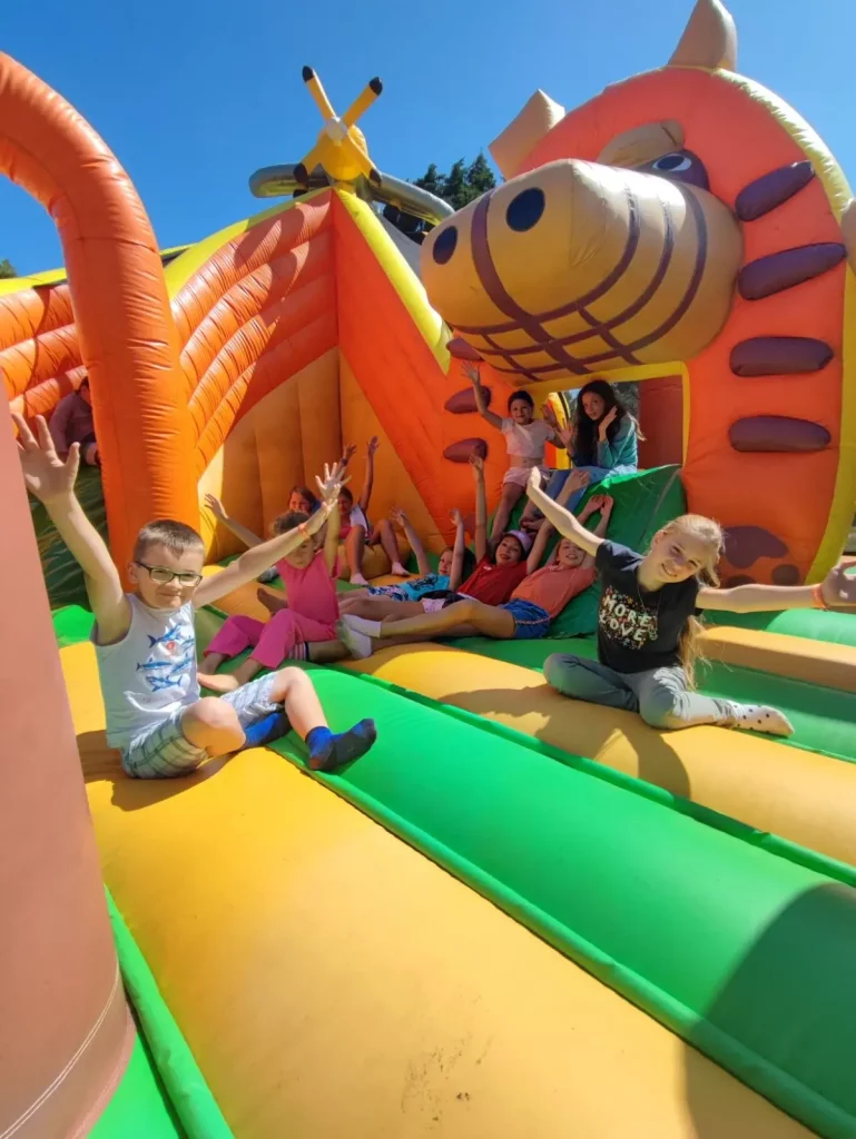 Enfants joyeux sur un trampoline gonflable coloré.