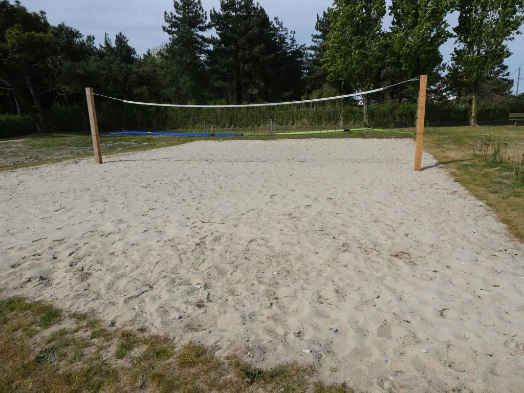Terrain de beach-volley sur sable.