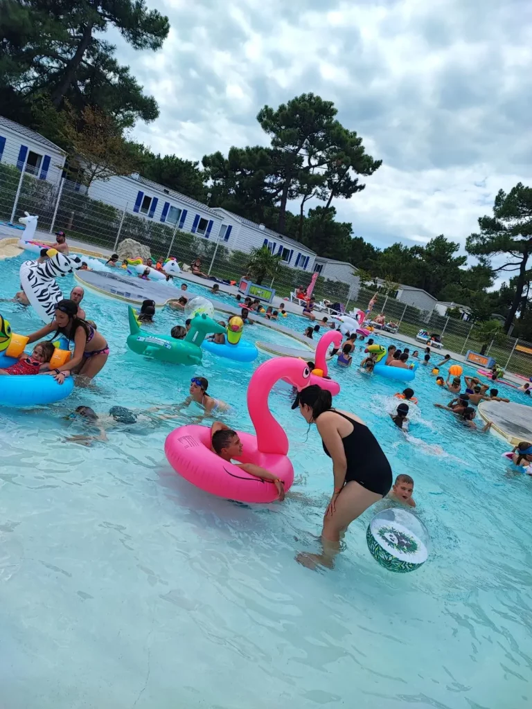 Enfants s'amusant dans une piscine remplie de canards.
