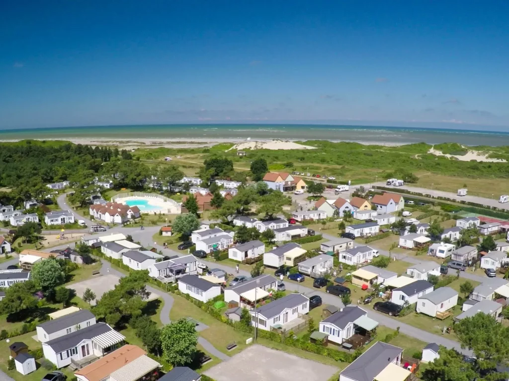 Vue aérienne d'un camping près de la mer