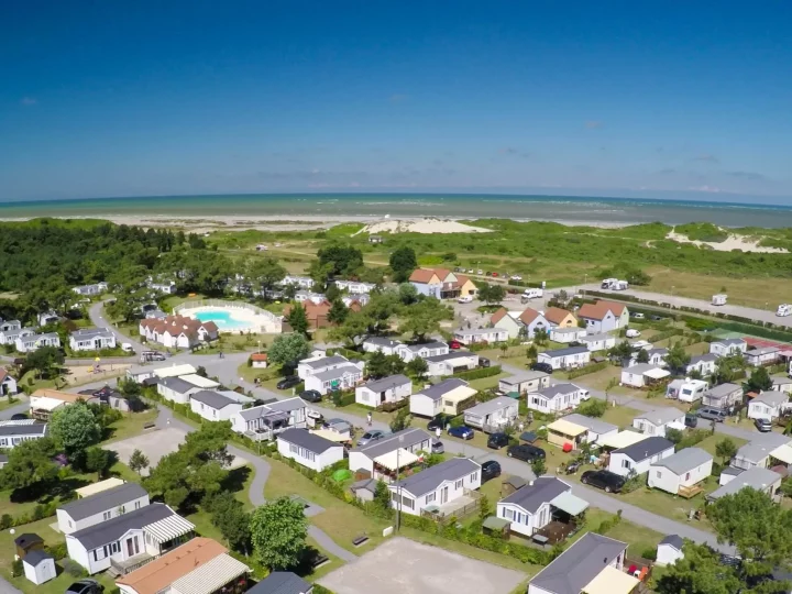 Vue aérienne d'un camping près de la mer