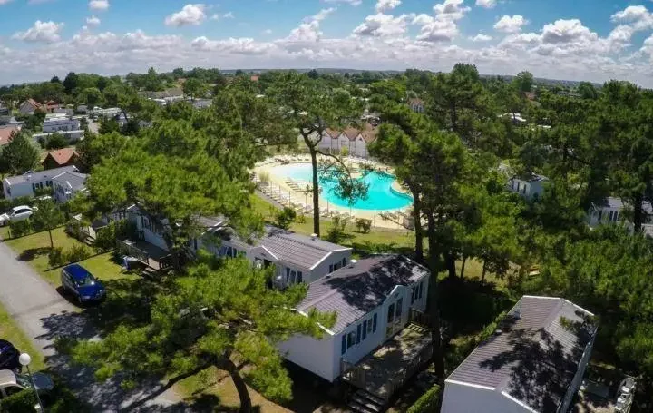 Vue aérienne d'un camping avec piscine.