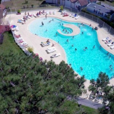 Vue aérienne d'une piscine avec des baigneurs.