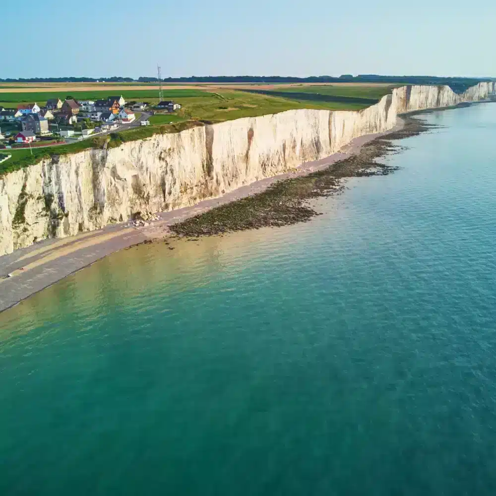 Kliffen en kiezelstrand bij Ault aan de Picardische kust