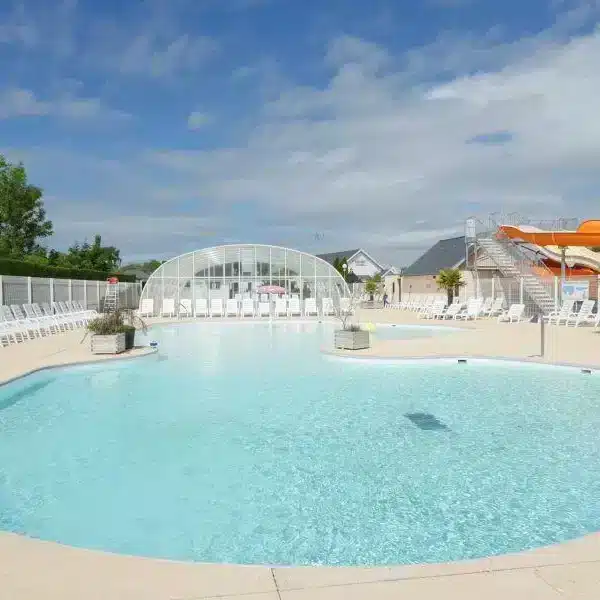 Camping pas cher en Baie de Somme avec piscine chauffée, parfaite pour se détendre en famille.